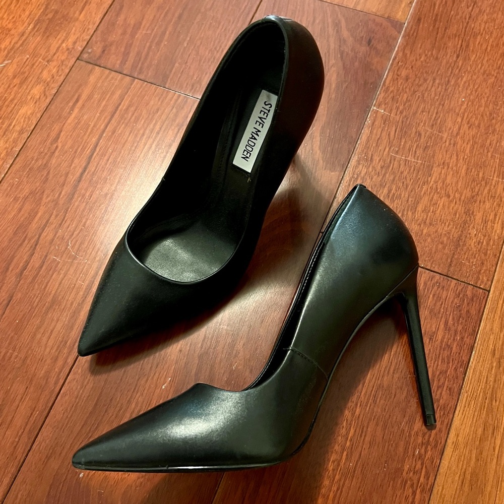 Steve Madden 8 Black Leather 3.5” Pumps